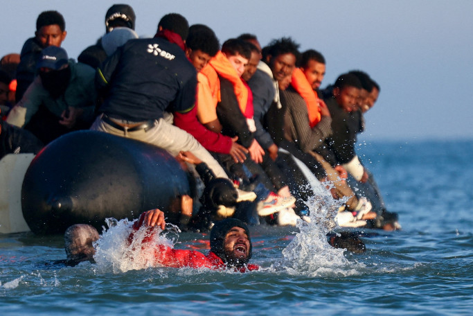 France, UK deadlocked combating crossings